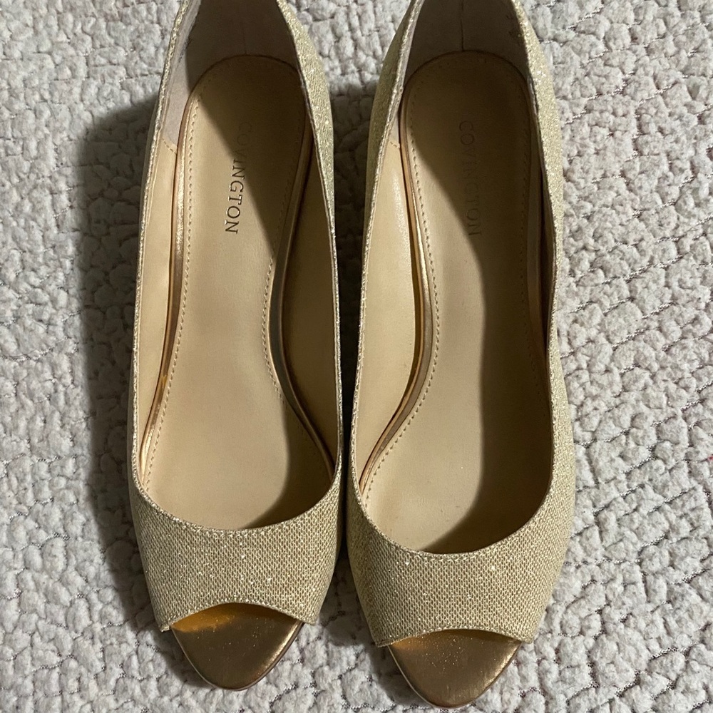 Covington Peep-toe gold wedge ✨